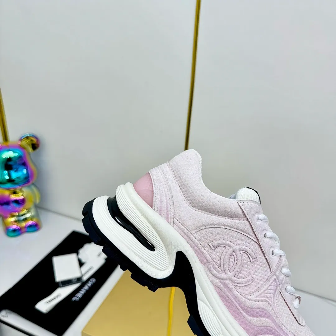 👟👟Ex-factory price 680👟👟 Upgraded version, upgraded version, upgraded version! No rebuttal accepted! ! ! ! Chanel Chanel panda shoes! 2025 counter's top casual sports shoes. This classic design; the upper is electro-embroidered with a variety of techniques; the outsole is fashionable and sporty; the unusual inclusion of a variety of color matching elements... The diversified mix and match is very good-looking and versatile, and can be used for leisure, fashion, sports, and outdoor... ꫛꫀꪝ Go➫ Materials: ❶Upper made of: original imported first-layer silk cowhide + original waterproof cloth + original first-layer cowhide ❷Inner lining: Original Yangli+Net ❸Outsole based on: Original TPU combination outsole Counter boutique packaging complete set for women 35–41 👉 👉 👉 👉